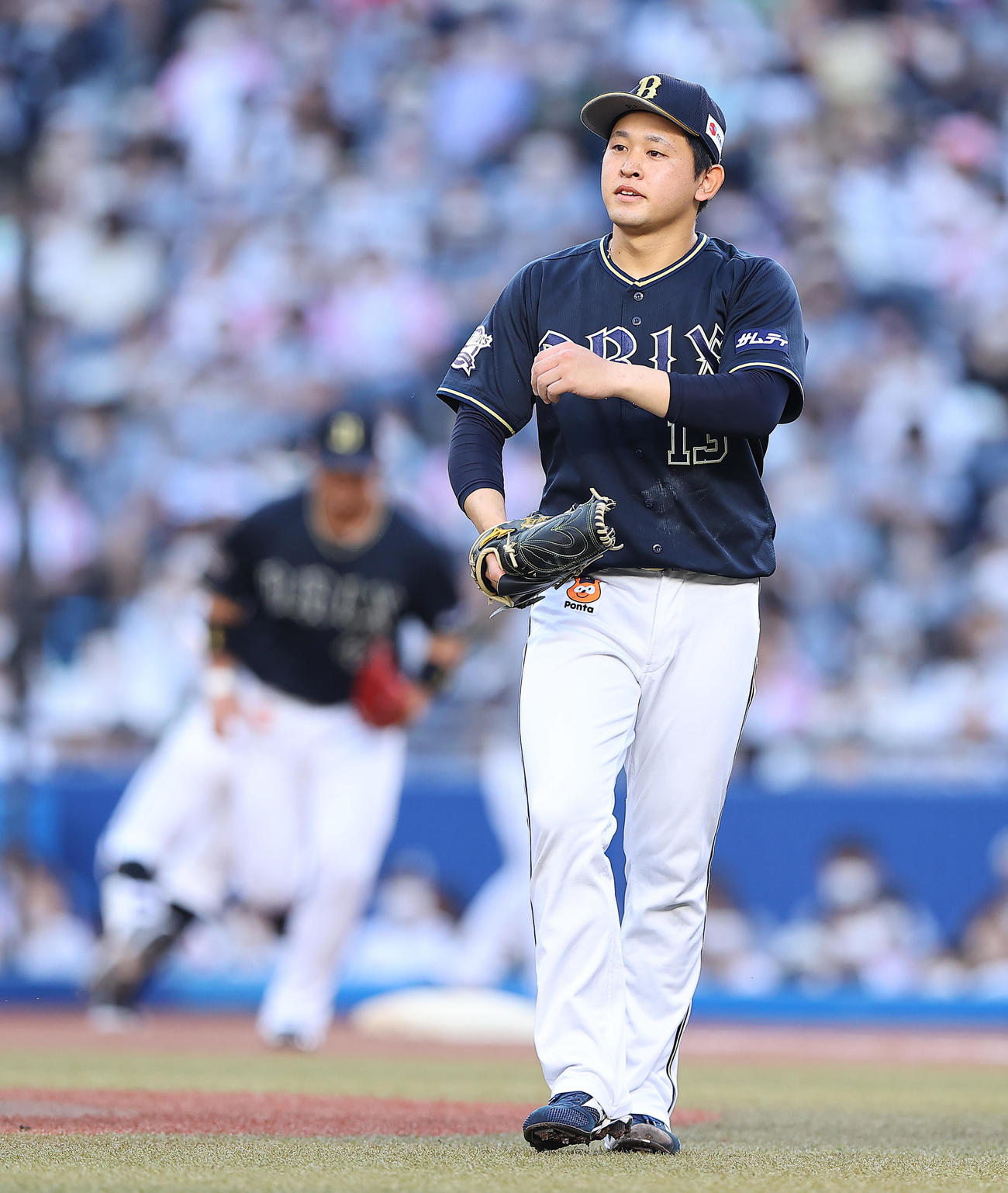ロッテ対オリックス　1回裏ロッテの攻撃を無失点に抑えたオリックス先発の宮城はグラブをたたき笑みを浮かべる（撮影・垰建太）