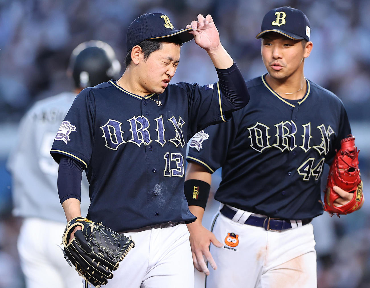 ロッテ対オリックス　2回裏の登板を終え失点を許したオリックス先発の宮城（左）はこの表情（撮影・垰建太）