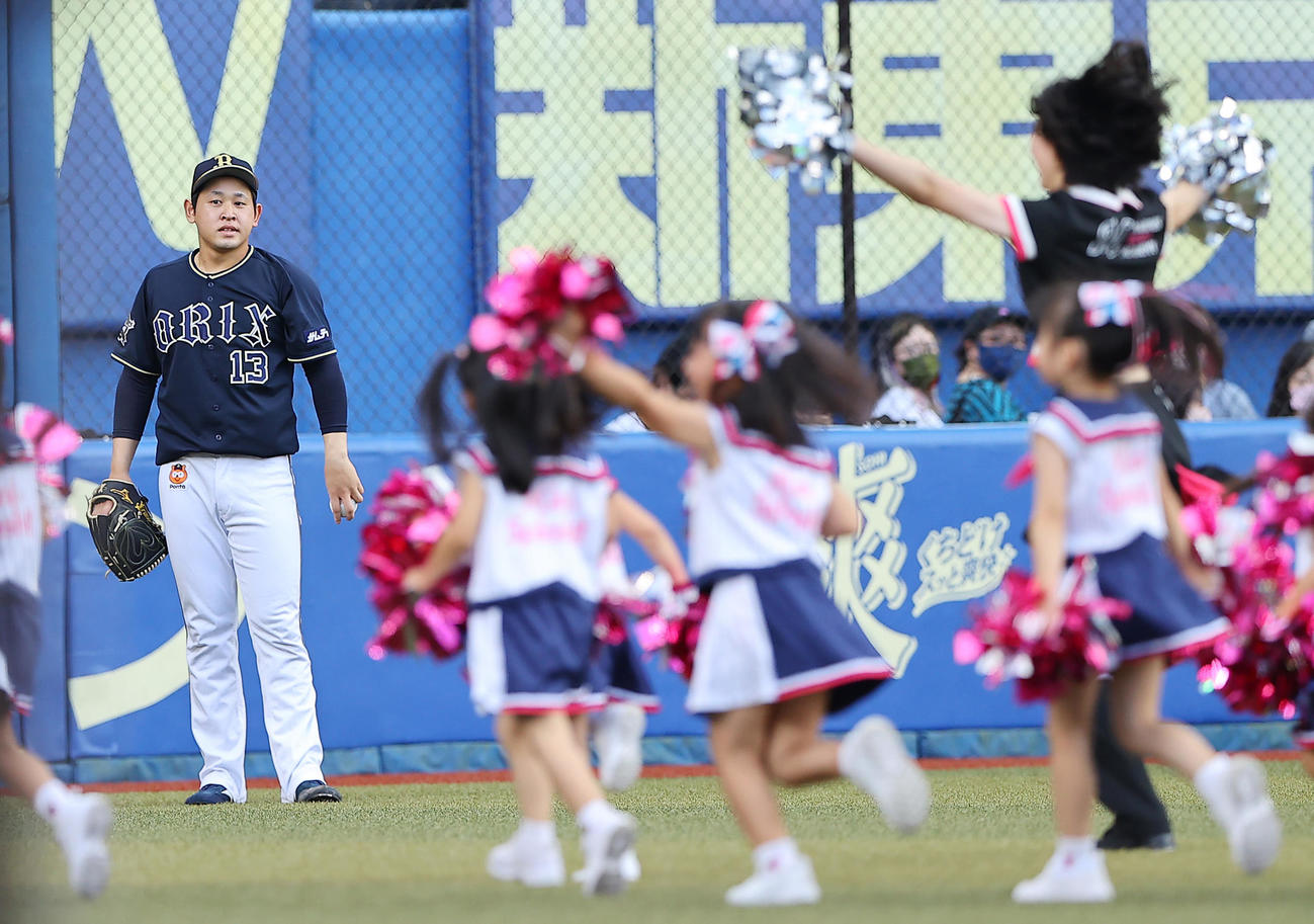 ロッテ対オリックス　試合前、投球練習を終えたオリックス宮城（左）は踊り終えた子どもたちに道を譲る（撮影・垰建太）