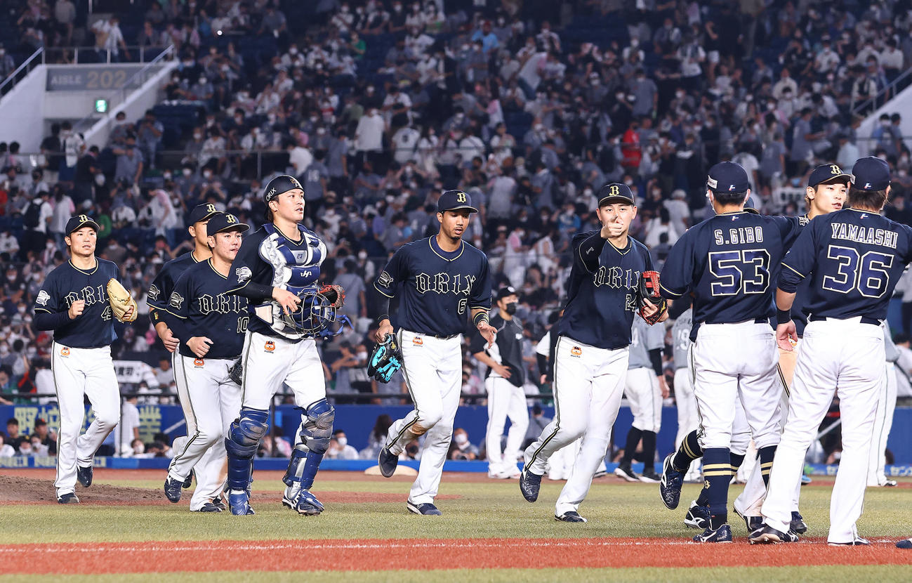 ロッテ対オリックス　ロッテに3連勝しタッチを交わすオリックスナイン（撮影・垰建太）