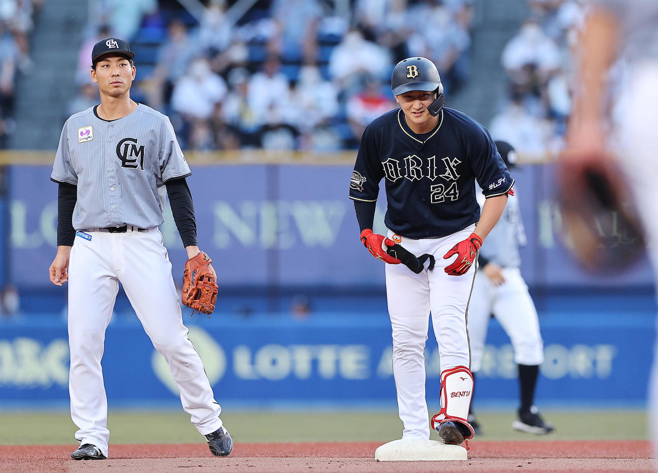 ロッテ対オリックス　2回表オリックス無死一塁、二塁打を放ち塁上で笑みを浮かべる紅林（右）（撮影・垰建太）