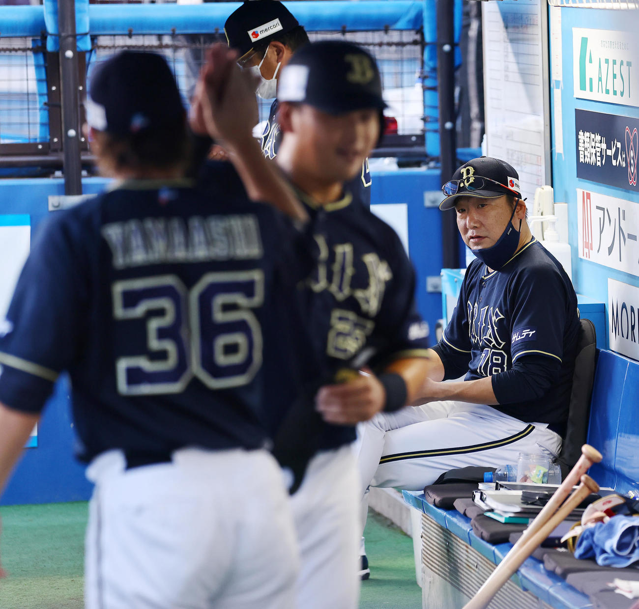 ロッテ対オリックス　2回表の攻撃を終え適時二塁打を放ちベンチでタッチを交わすオリックス西村（中央）を笑みを浮かべながら見つめる中嶋監督（右）（撮影・垰建太）