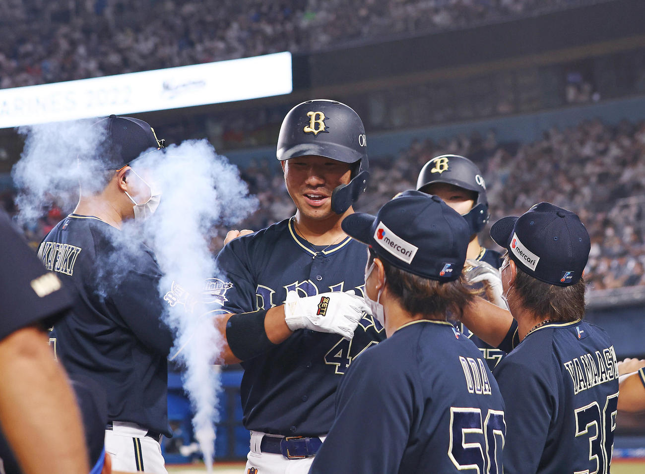5回表オリックス2死二塁、2点本塁打を放ちスプレーで出迎えを受ける頓宮（撮影・垰建太）