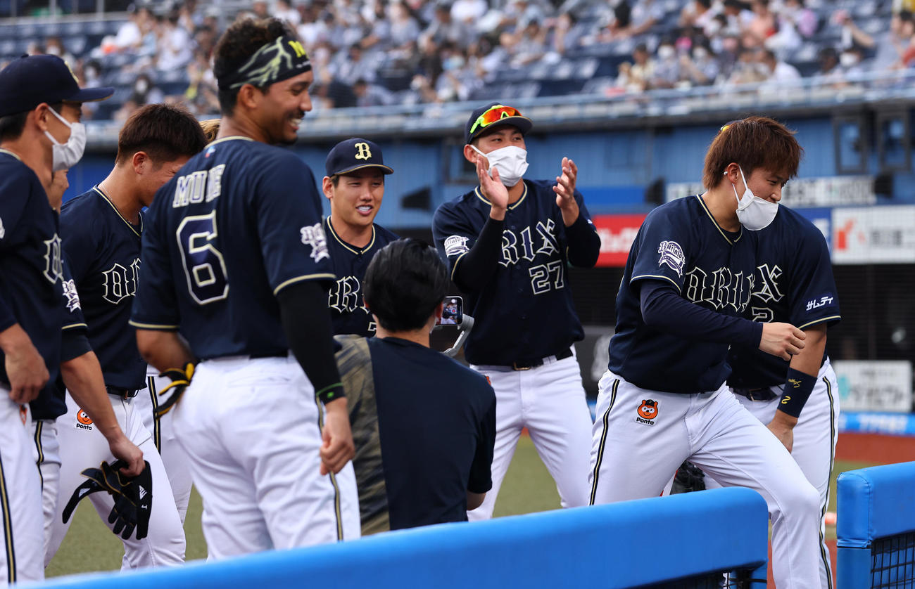 ロッテ対オリックス　試合前円陣でオリックス阿部（右）のかけ声で盛り上がるナイン（撮影・垰建太）
