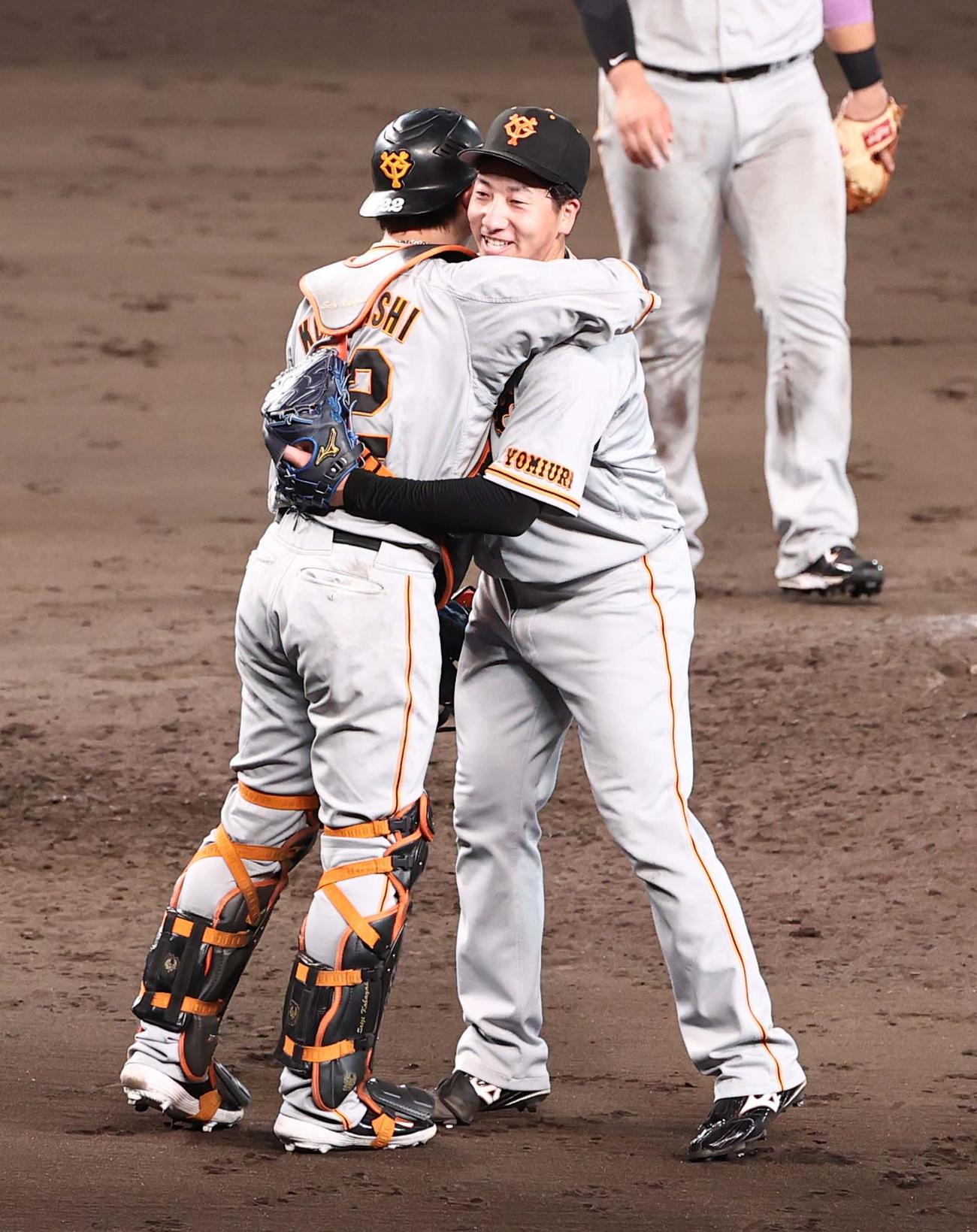 阪神対巨人　9回を無失点に抑えた大勢（右）は小林と抱き合って喜ぶ（撮影・上田博志）