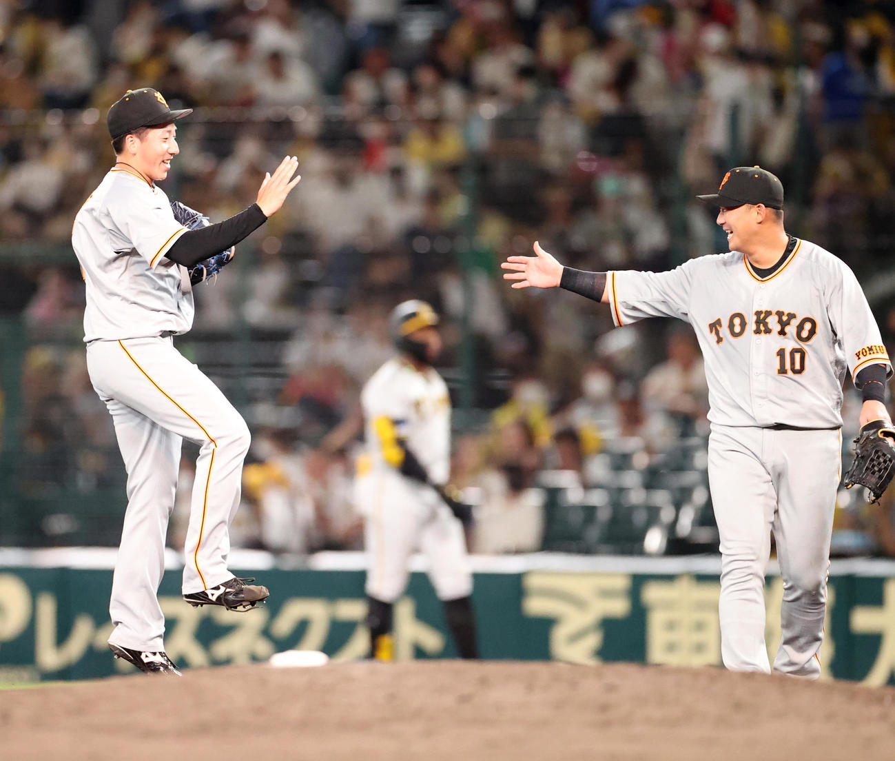 阪神対巨人　試合後、タッチを交わす大勢（左）と中田（撮影・狩俣裕三）