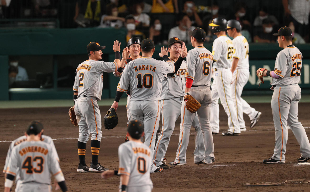 阪神対巨人　試合を締めた巨人大勢（右から5人目）はナインとタッチを交わす（撮影・上山淳一）