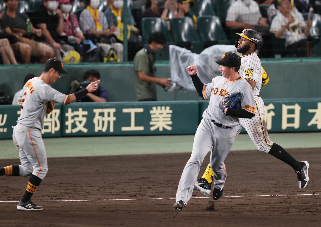 阪神対巨人　9回裏阪神2死二塁、大勢（手前）はロハス・ジュニア（右）を一ゴロに仕留めセーブを挙げ喜ぶ（撮影・上山淳一）