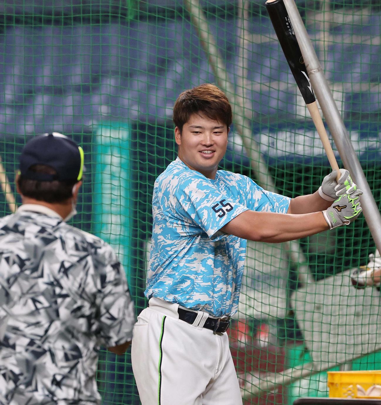 22年8月31日、笑顔を見せながら打撃練習をする村上宗隆