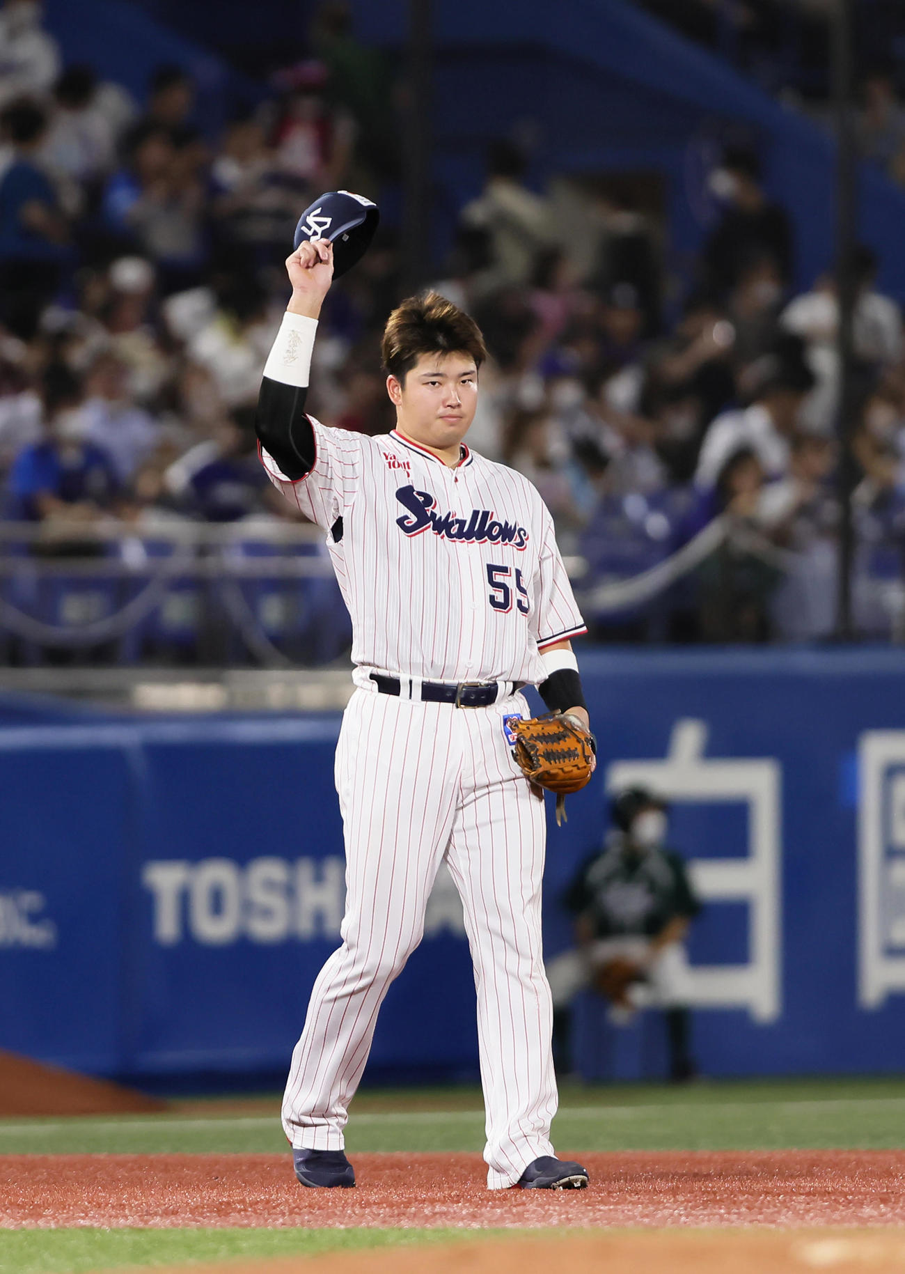 22年9月2日、シーズン50号本塁打を放ったヤクルト村上宗隆はスタンドの声援に帽子を取って応える