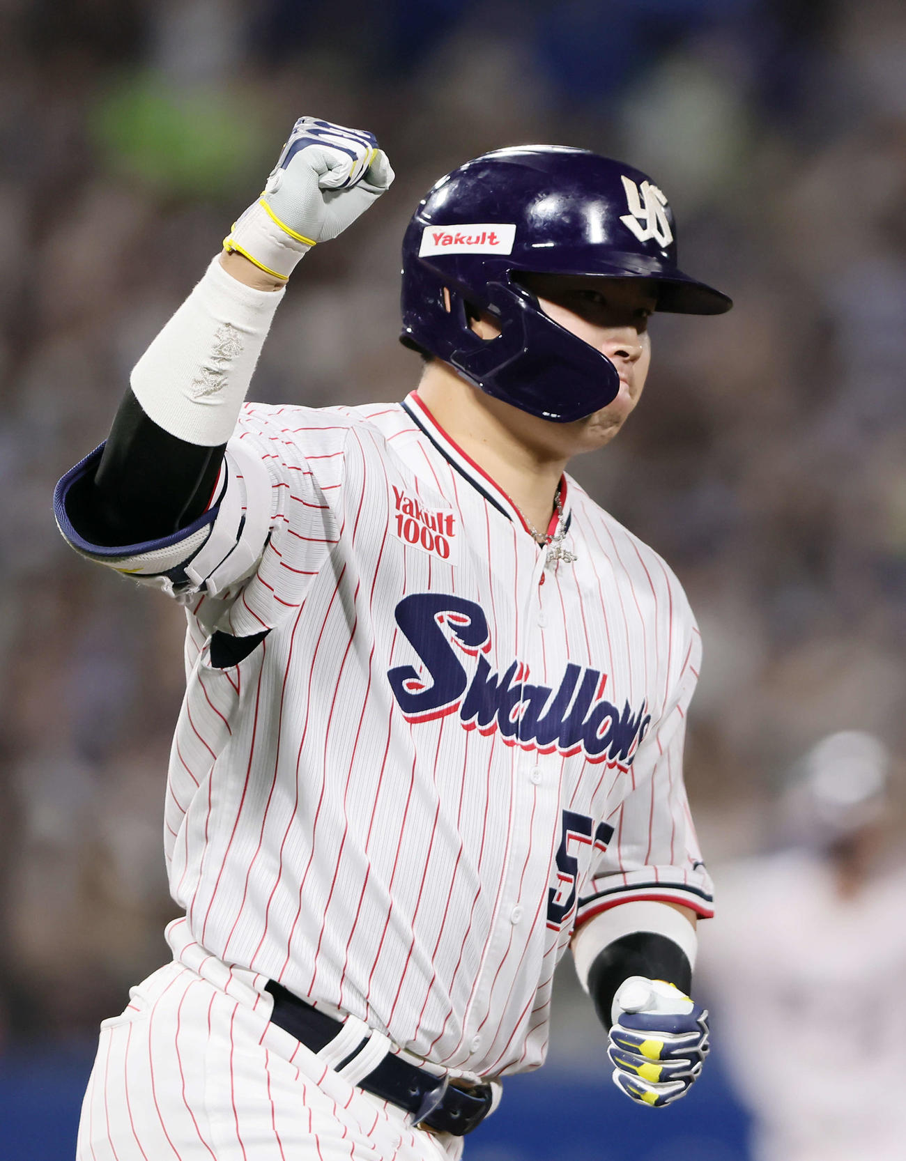 22年9月2日、シーズン50号となる右越え3点本塁打を放ちガッツポーズする村上宗隆