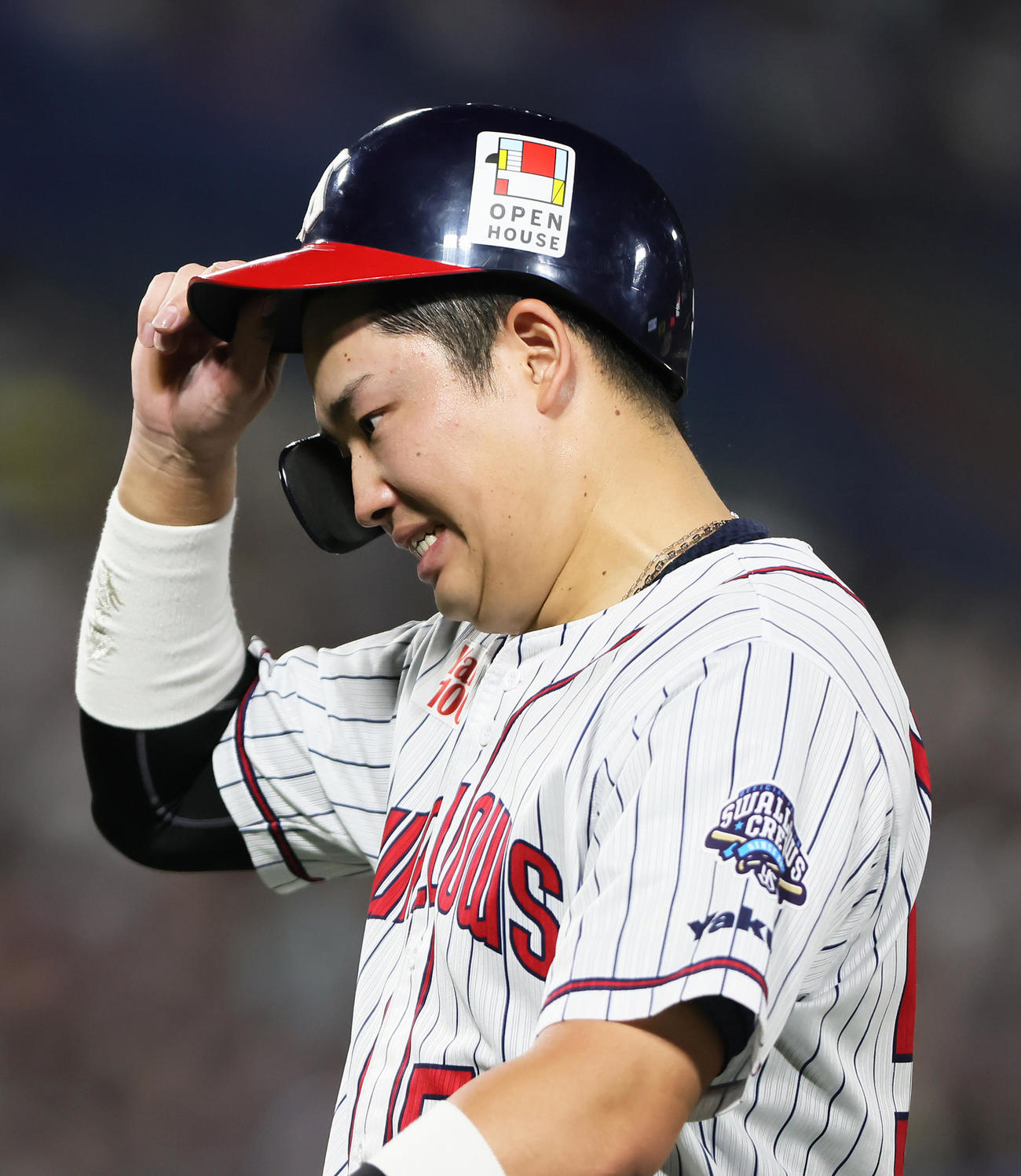 ヤクルト対中日　2回裏ヤクルト2死一塁、内山壮が空振り三振に倒れ残塁、悔しそうにベンチに戻る村上（撮影・足立雅史）