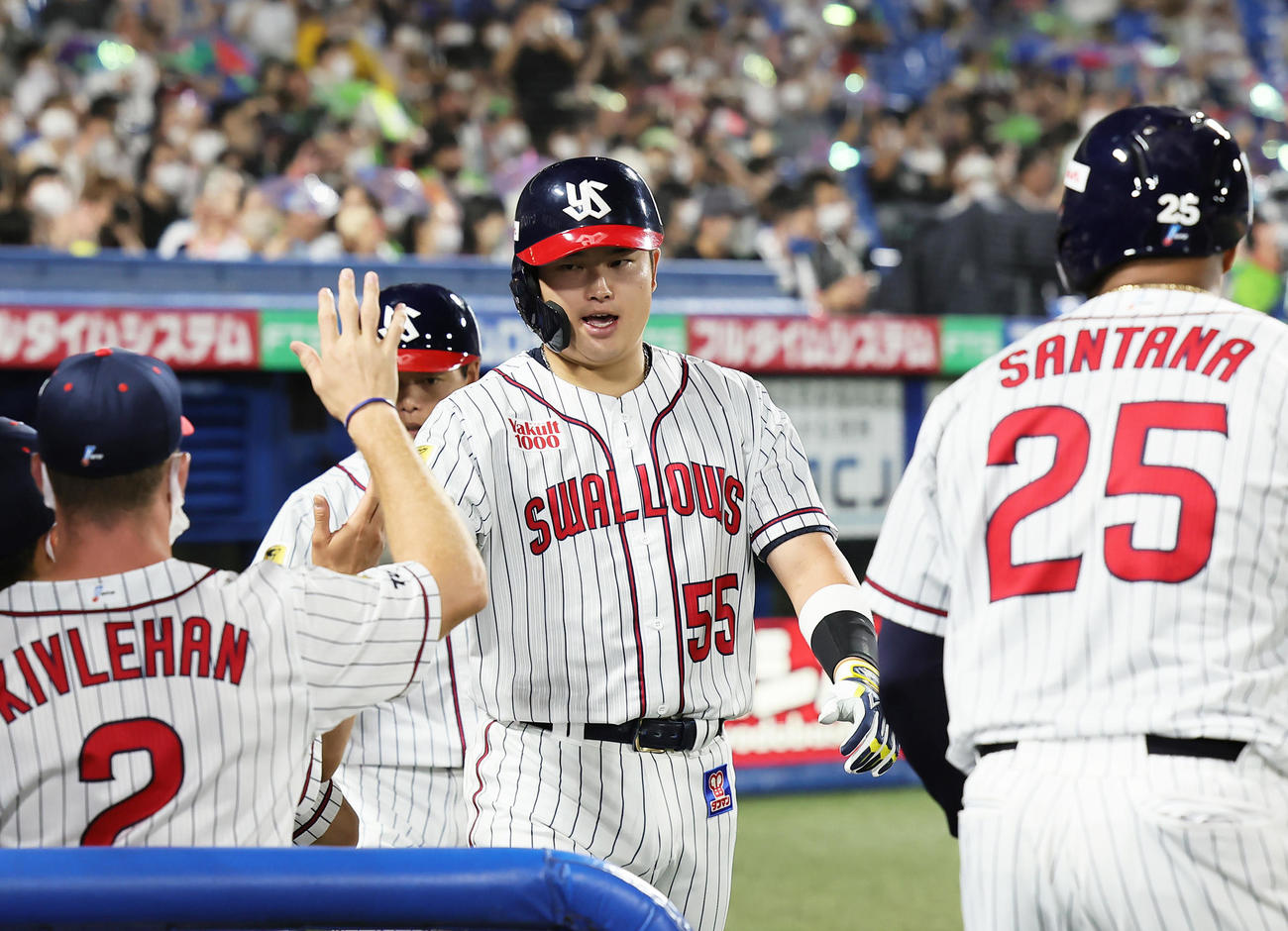 6回裏ヤクルト1死一塁、村上は51号左越え本塁打を放ちタッチを交わす（撮影・足立雅史）