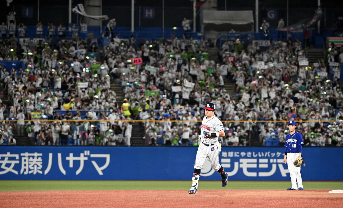 ヤクルト対中日　6回裏ヤクルト1死一塁、左越えに2点本塁打を放った村上（撮影・たえ見朱実）