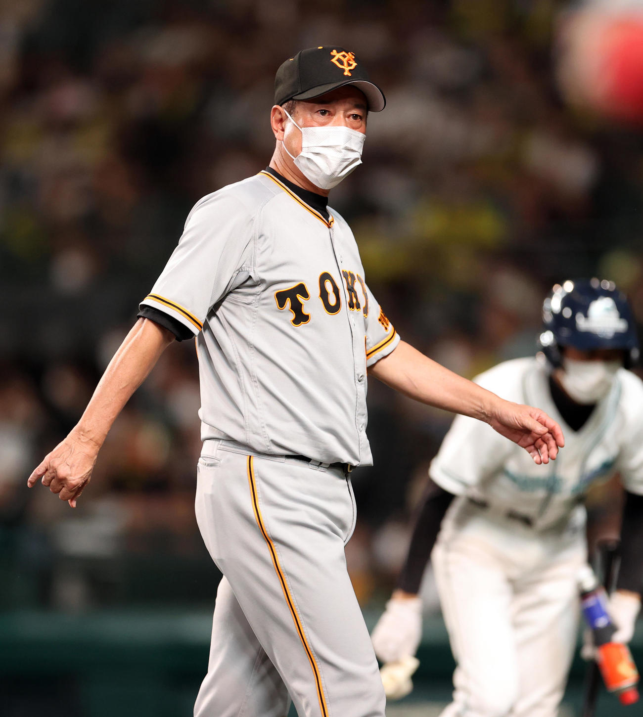 阪神対巨人　8回表を終え、選手の交代を告げた後、ベンチに戻る原監督（撮影・狩俣裕三）