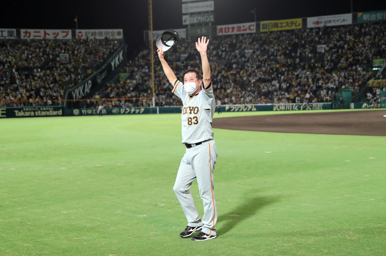 阪神対巨人　試合後、今季、甲子園最終戦でファンにあいさつをする原監督（球団提供）