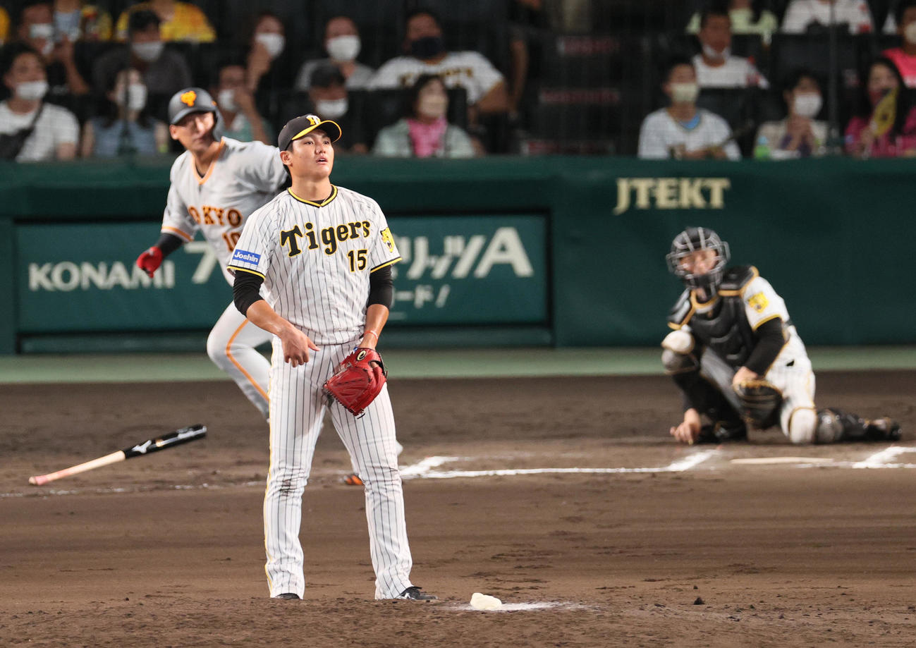阪神対巨人　7回表巨人無死一塁、西純（手前）は中田に先制の左越え2点本塁打を浴びる（撮影・上山淳一）