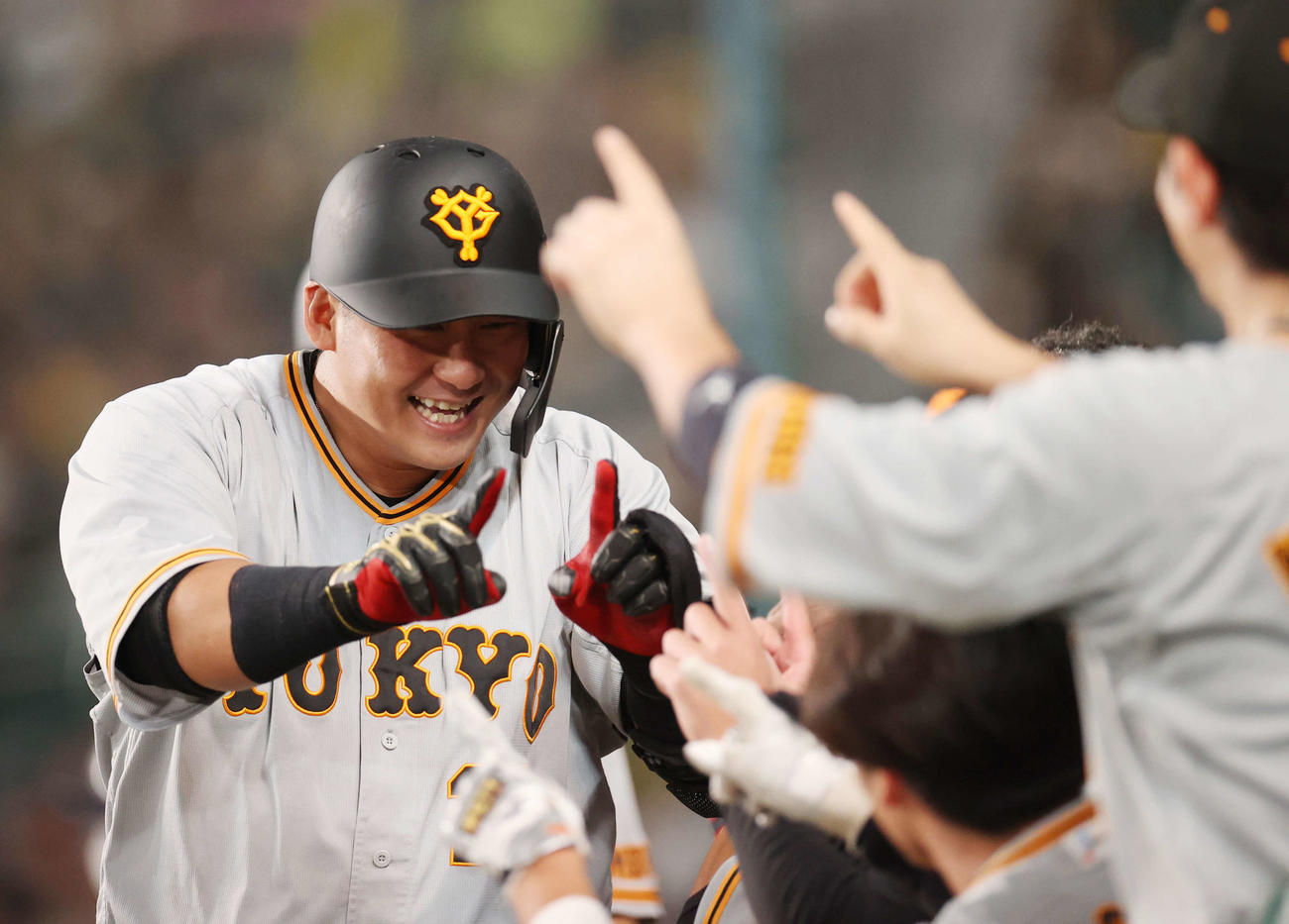 阪神対巨人　7回表巨人無死一塁、先制2点本塁打を放ち、ベンチでおちゃめにポーズを決める中田（撮影・狩俣裕三）