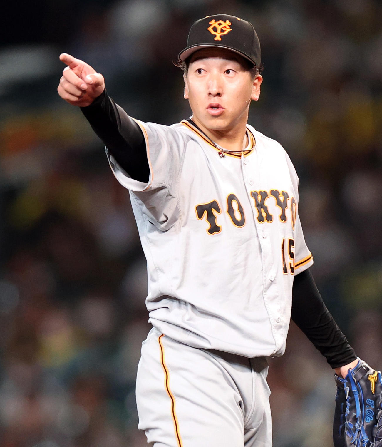 阪神対巨人　9回裏阪神無死、中野の空振りをアピールする大勢（撮影・狩俣裕三）