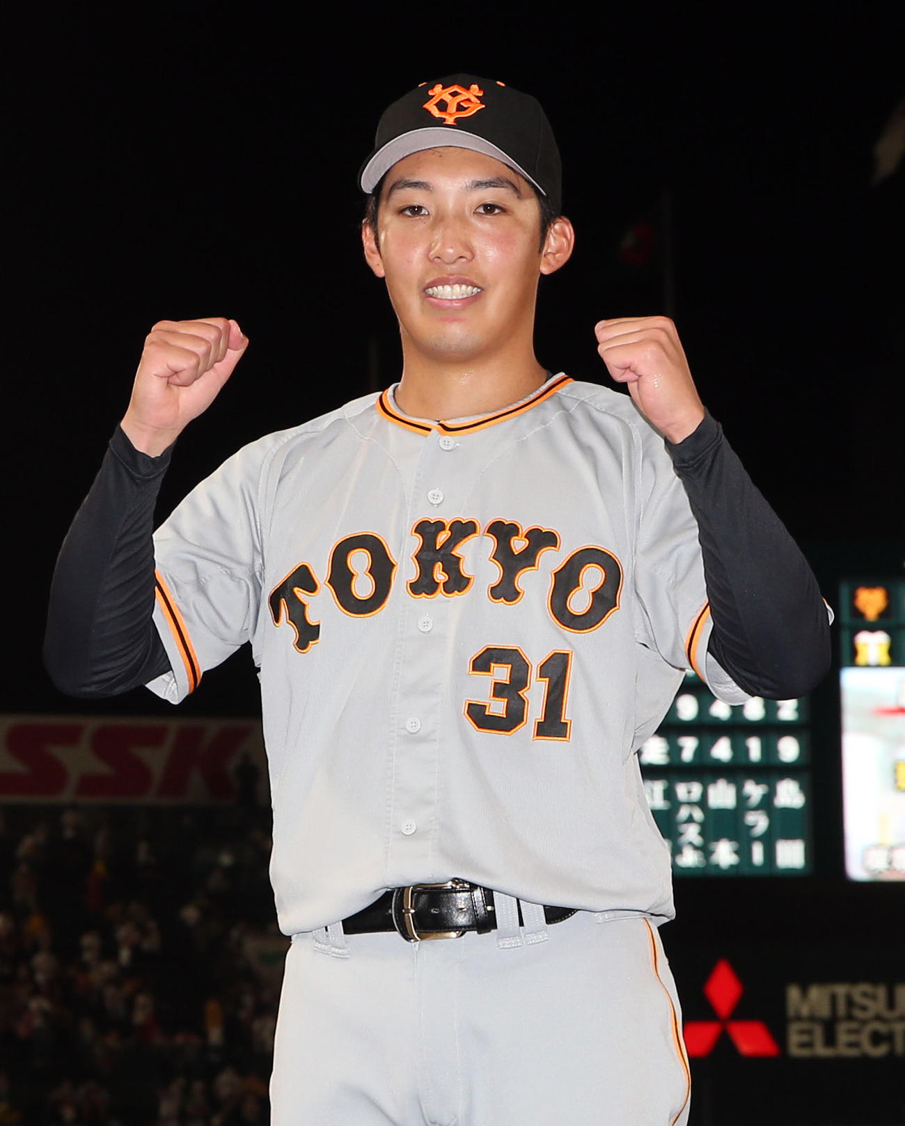 阪神対巨人　ヒーローインタビュー後、ガッツポーズで記念撮影する赤星（撮影・狩俣裕三）