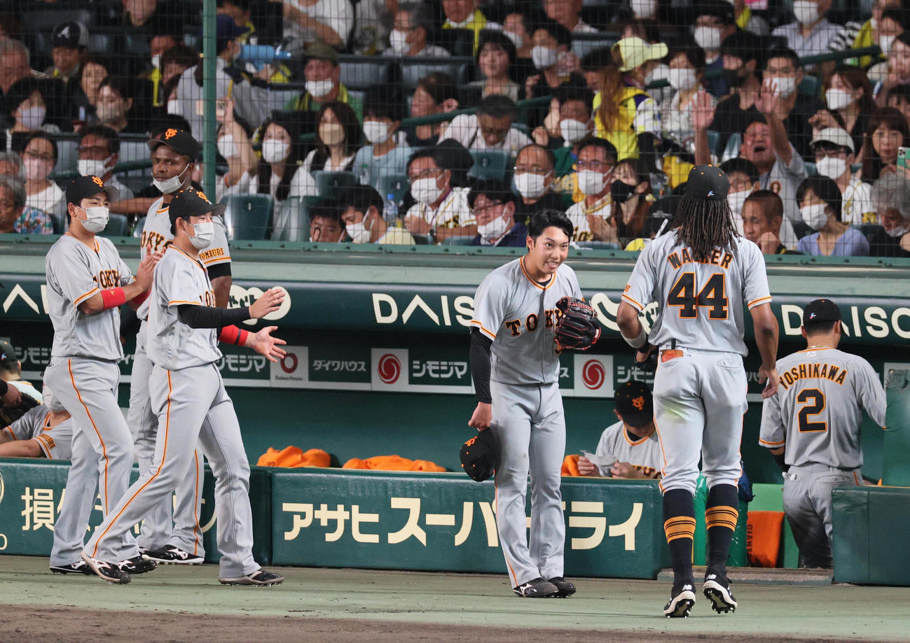 阪神対巨人　6回裏を投げ終えた赤星（右から4人目）は佐藤輝の左飛を好捕したウォーカー（手前）をベンチ前で帽子を取って感謝する（撮影・上山淳一）