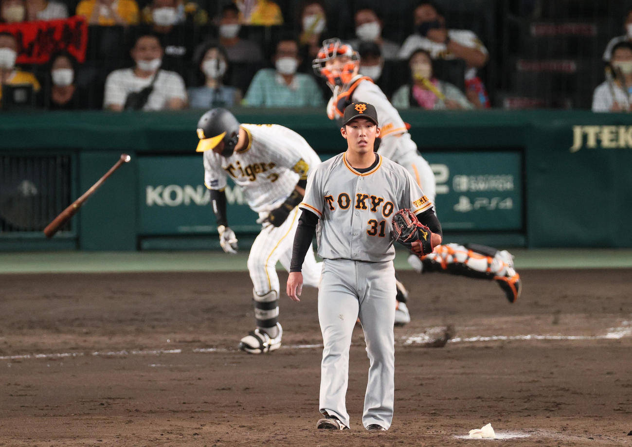 阪神対巨人　4回裏阪神無死一塁、赤星（手前）は大山を遊ゴロ併殺に仕留める（撮影・上山淳一）