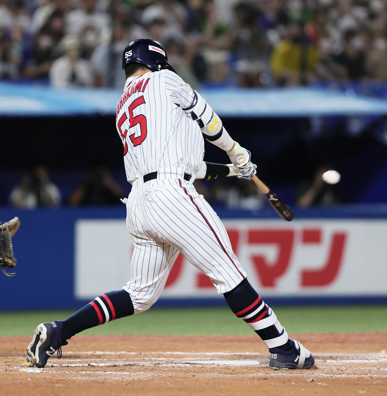 6回裏ヤクルト1死一塁、村上は51号左越え本塁打を放つ（撮影・足立雅史）