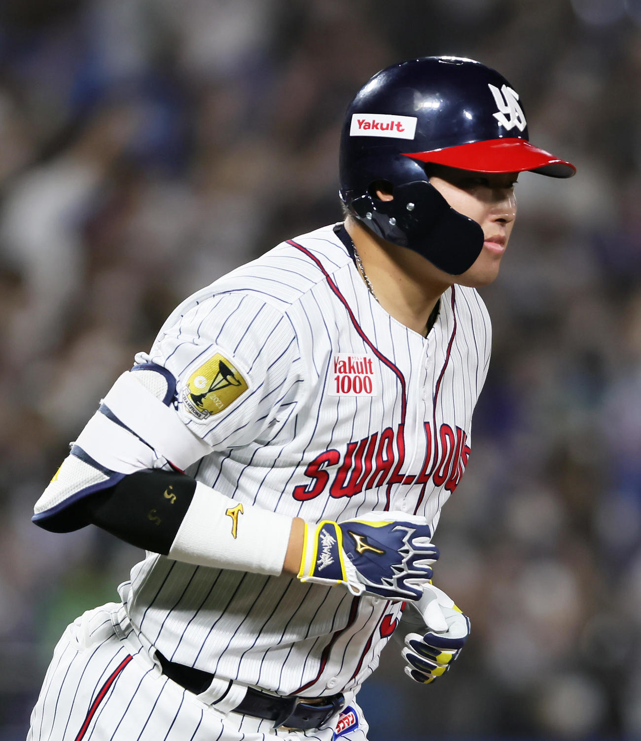 6回裏ヤクルト1死一塁、村上は51号左越え本塁打を放つ（撮影・足立雅史）