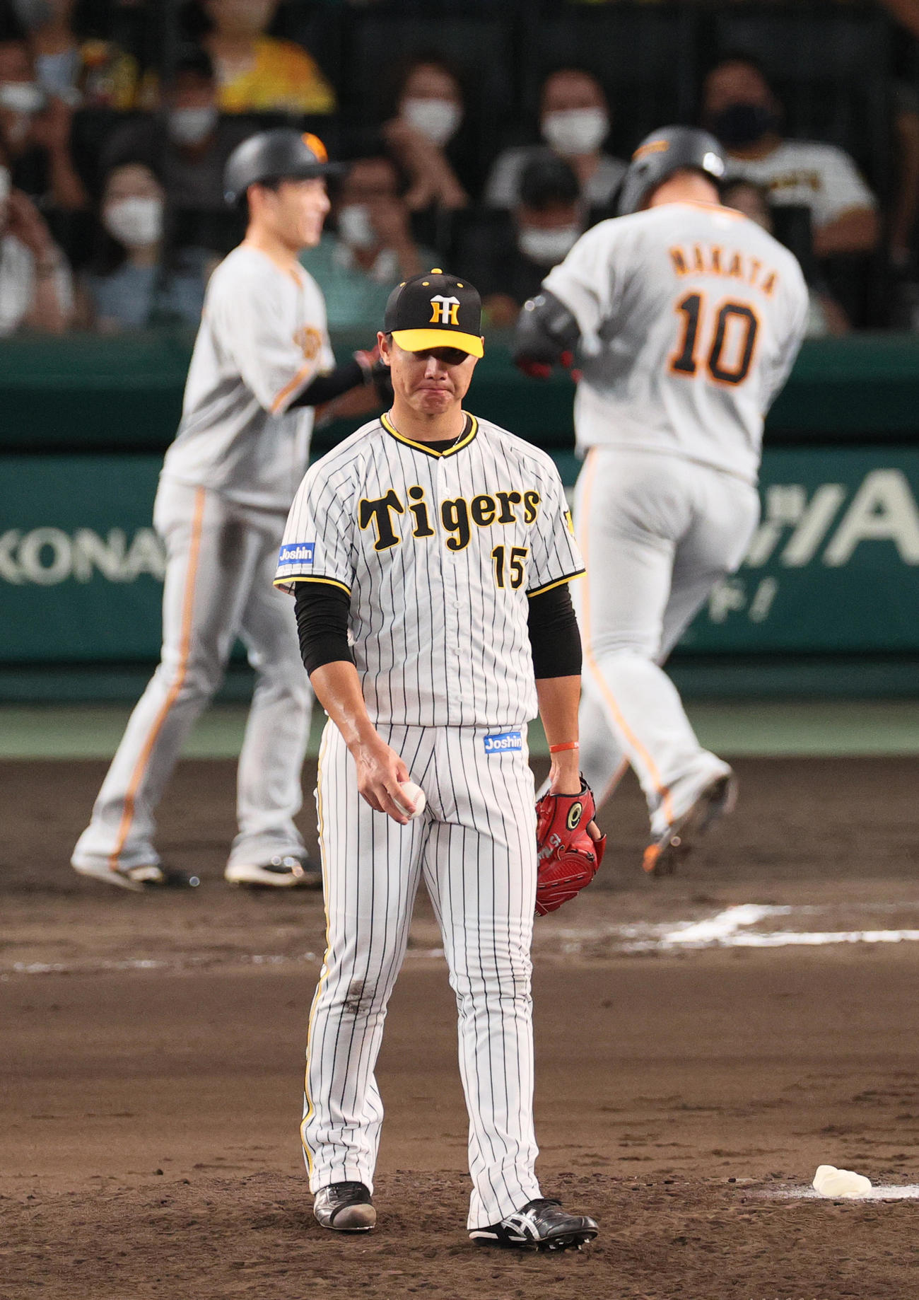 阪神対巨人　7回表巨人無死一塁、西純（手前）は中田に先制の左越え2点本塁打を浴びる（撮影・上山淳一）