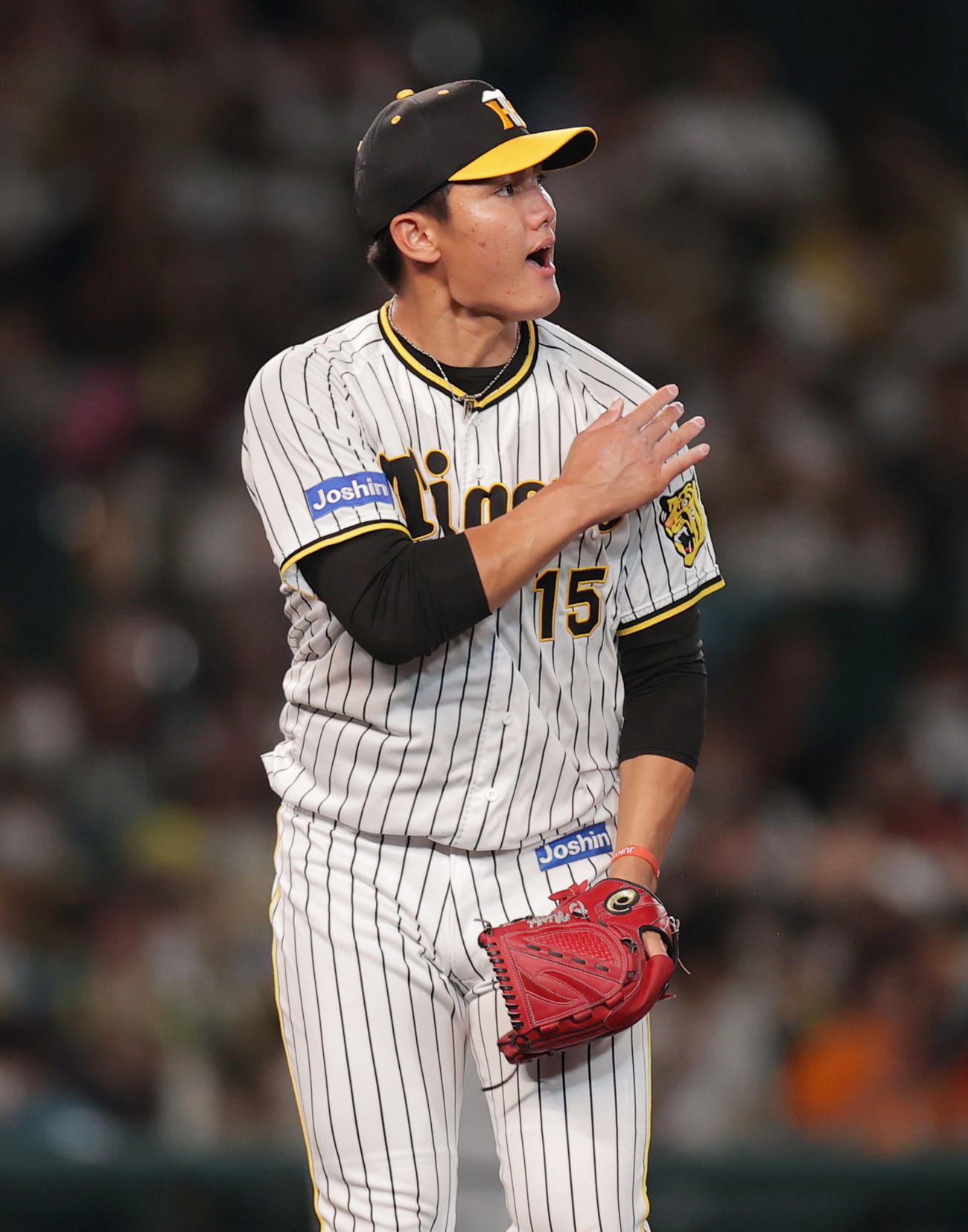 阪神対巨人　4回表巨人2死、中田を空振り三振に仕留め、グラブをたたく西純（撮影・前田充）