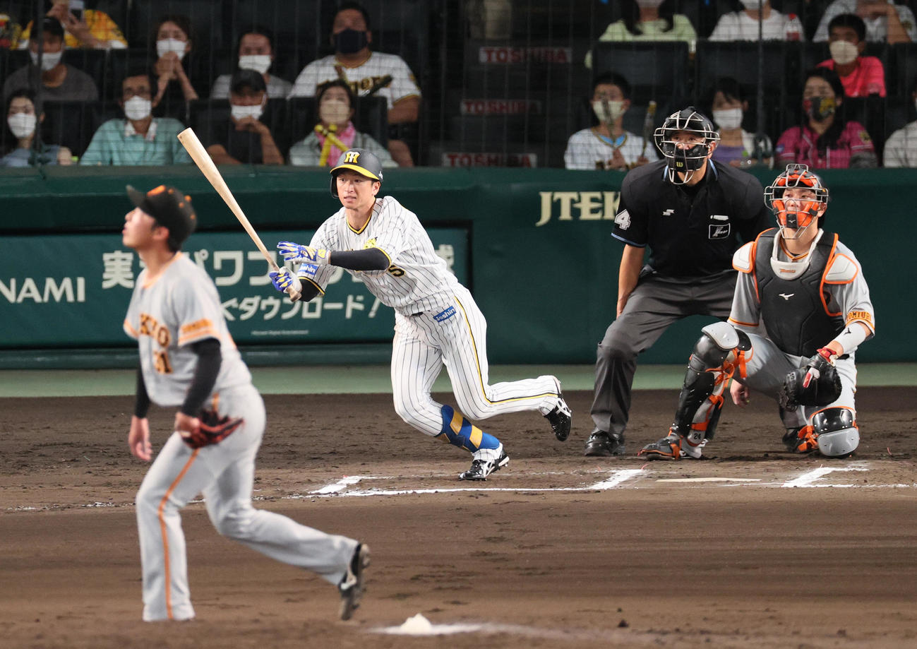 阪神対巨人　6回裏阪神1死、近本は右前打を放つ（撮影・上山淳一）