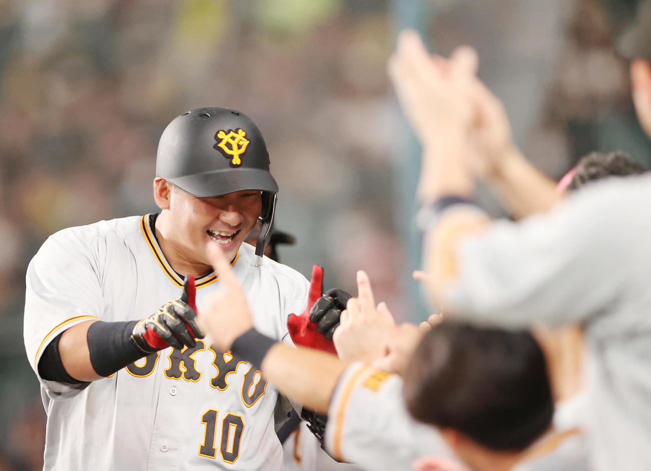 阪神対巨人　7回表巨人無死一塁、先制2点本塁打を放ち、ベンチでおちゃめにポーズを決める中田（撮影・狩俣裕三）