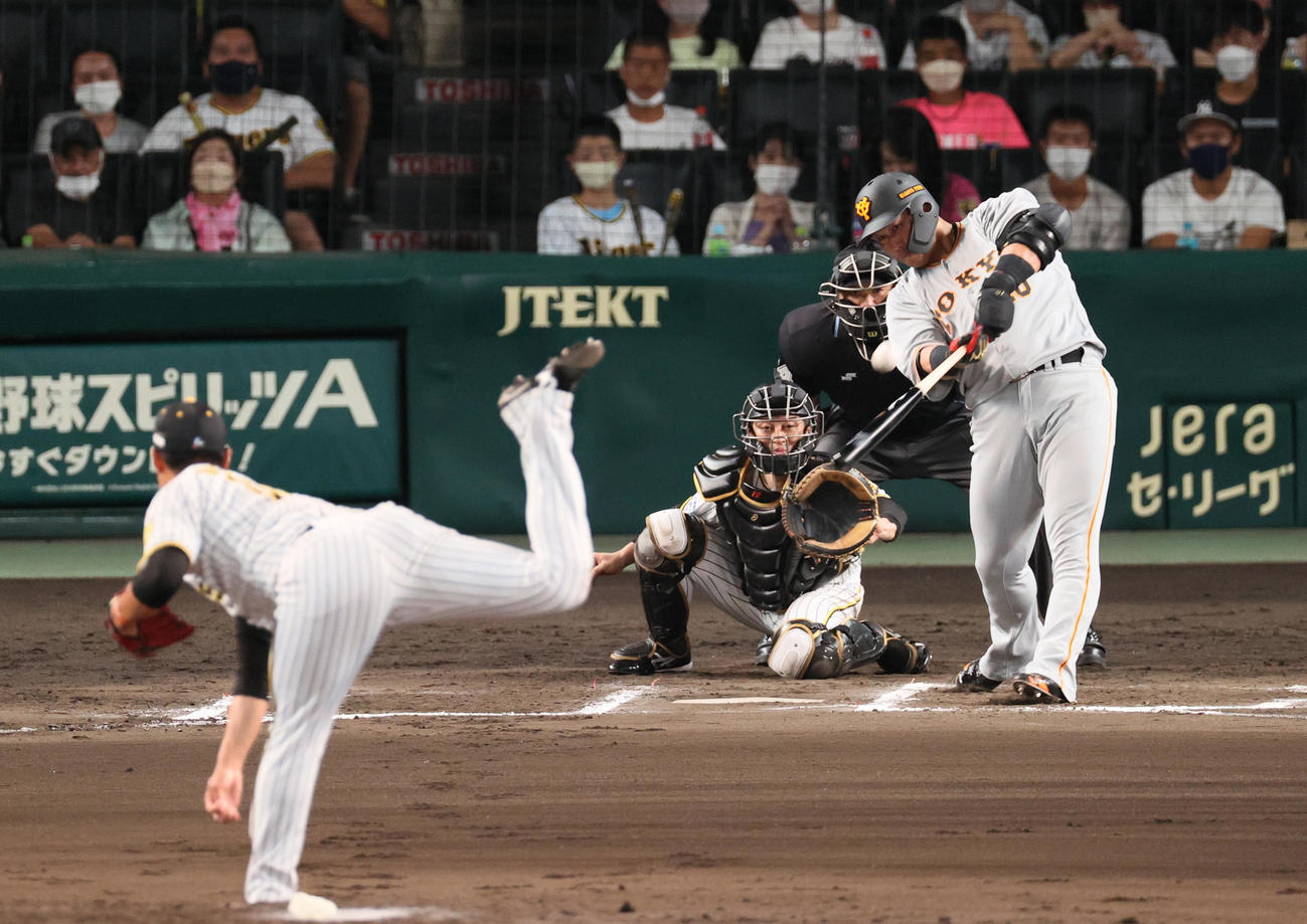 阪神対巨人　7回表巨人無死一塁、中田は先制の左越え2点本塁打を放つ（撮影・上山淳一）