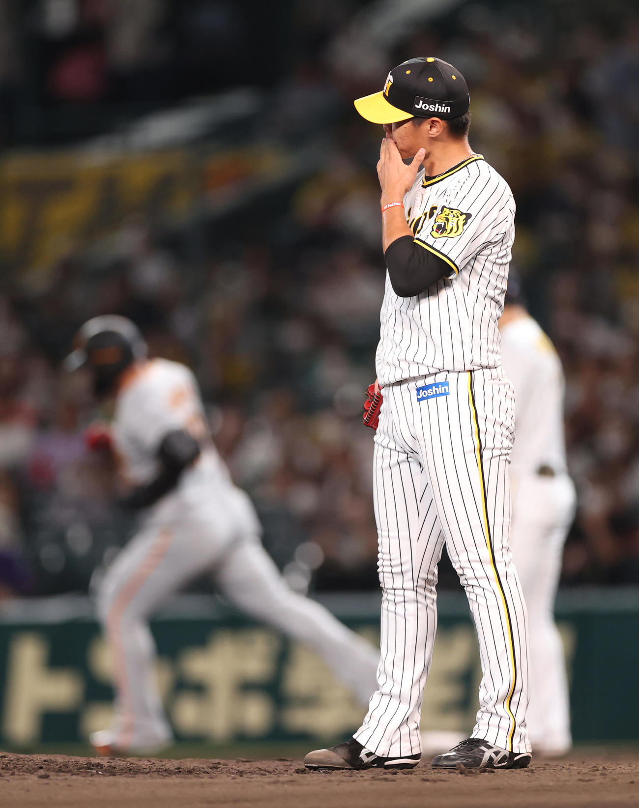 阪神対巨人　7回表巨人1死一塁、中田（後方）に先制2点本塁打を打たれる西純（撮影・狩俣裕三）