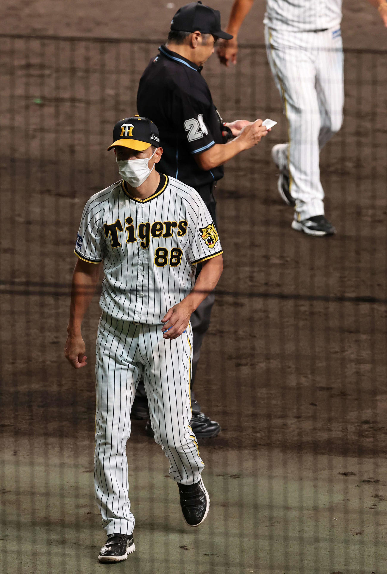 阪神対巨人　選手交代を告げる矢野監督（撮影・上田博志）