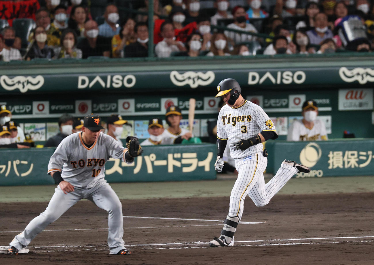 阪神対巨人　4回裏阪神無死一塁、大山は遊ゴロ併殺に倒れる。左は一塁手中田（撮影・上山淳一）