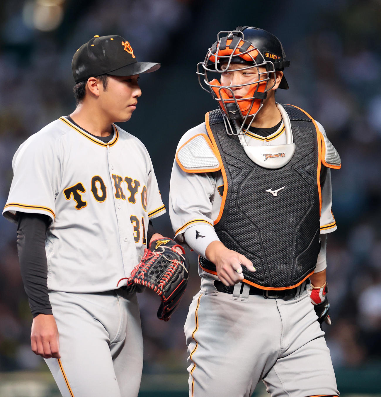 阪神対巨人　1回裏を抑え、大城（右）と話をする巨人先発の赤星（撮影・狩俣裕三）