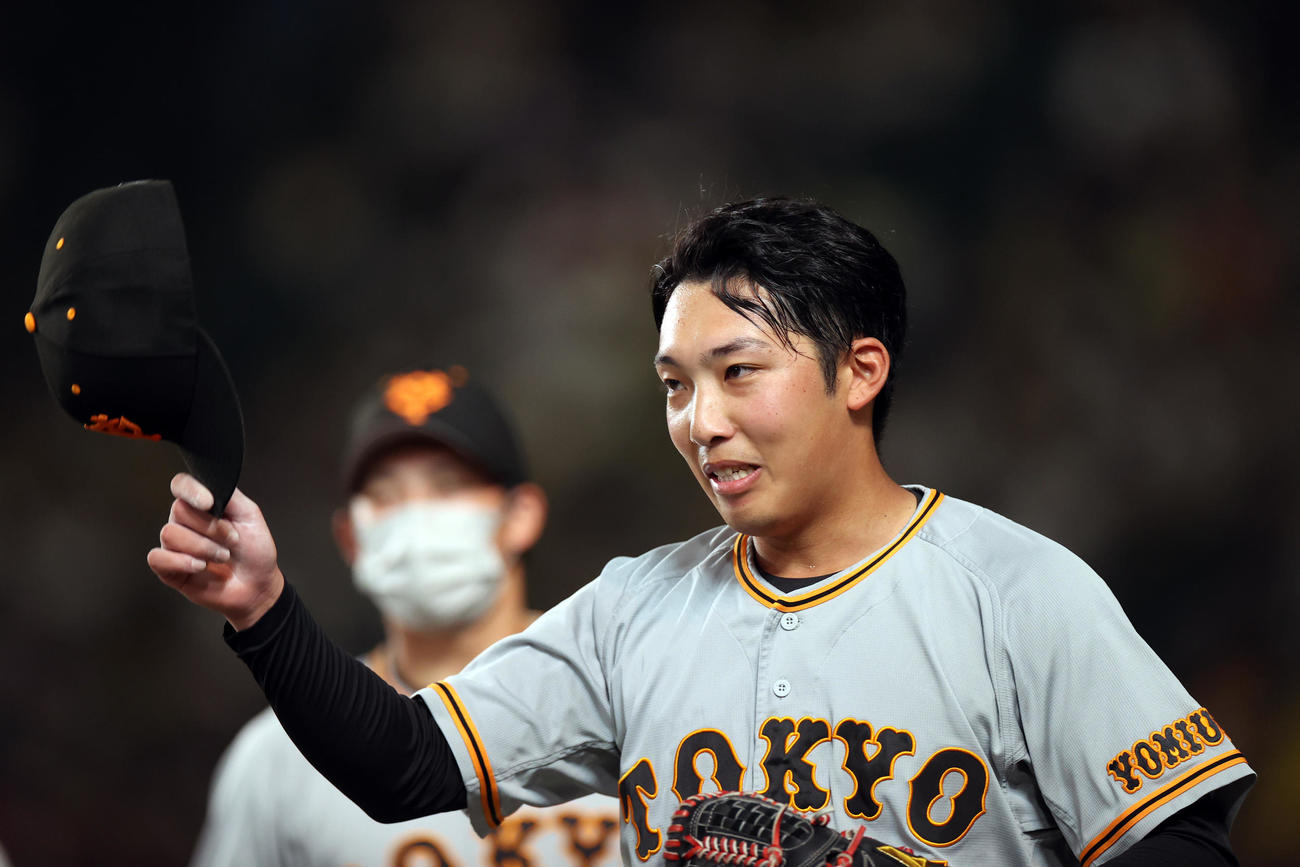 阪神対巨人　6回裏を終え、この回に好捕したウォーカーに深々と一礼する赤星（撮影・狩俣裕三）