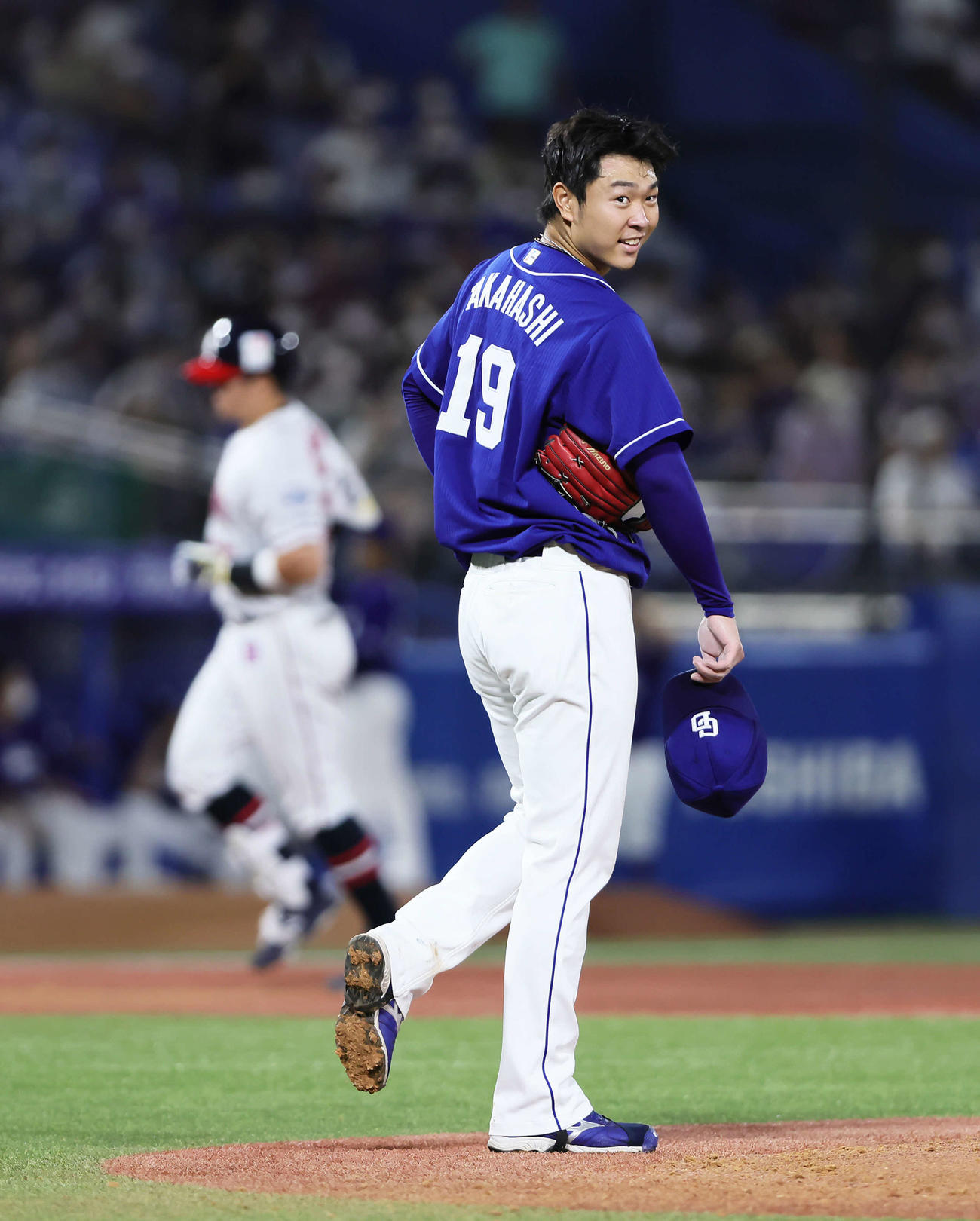 6回裏ヤクルト1死一塁、村上（後方）に51号左越え本塁打を浴び苦笑いする高橋宏（撮影・足立雅史）