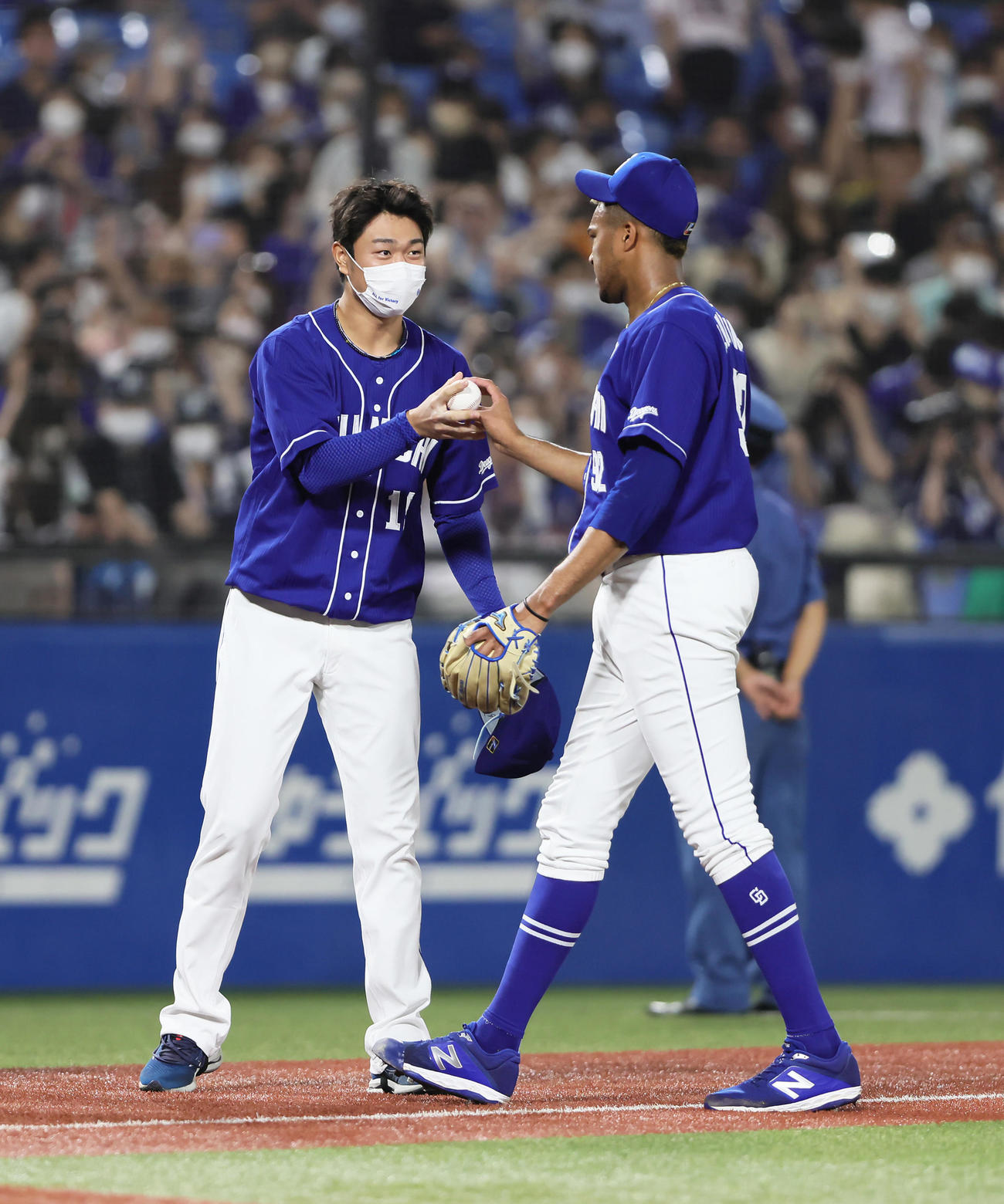 ヤクルト対中日　6回途中3失点の中日高橋宏（左）はR・マルティネスから勝利球を受け取る（撮影・足立雅史）