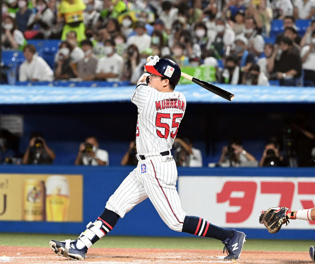 ヤクルト対中日　6回裏ヤクルト1死一塁、左越えに2点本塁打を放つ村上（撮影・たえ見朱実）