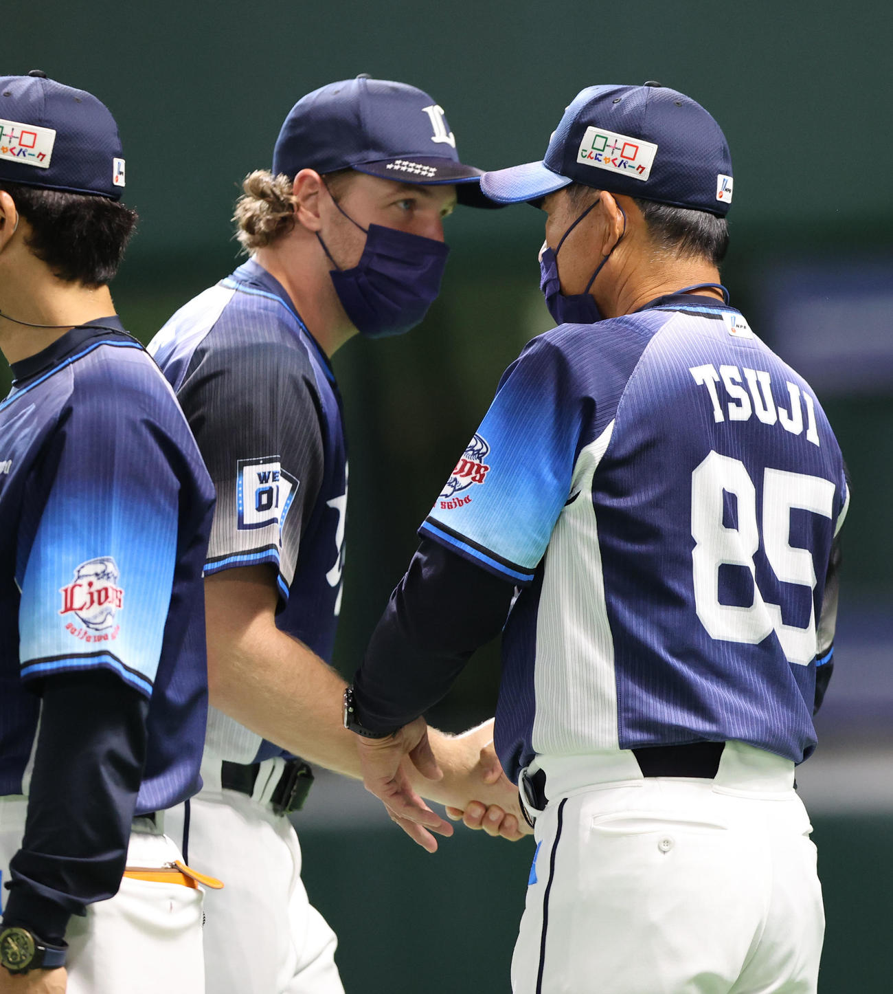 ソフトバンク対西武　勝利投手となったエンスを出迎える辻発彦監督（撮影・梅根麻紀）