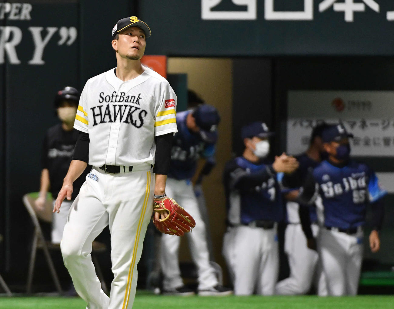 ソフトバンク対西武　7回表西武1死満塁、森に右前適時打を打たれ、悔しそうな表情を見せる千賀（撮影・岩下翔太）