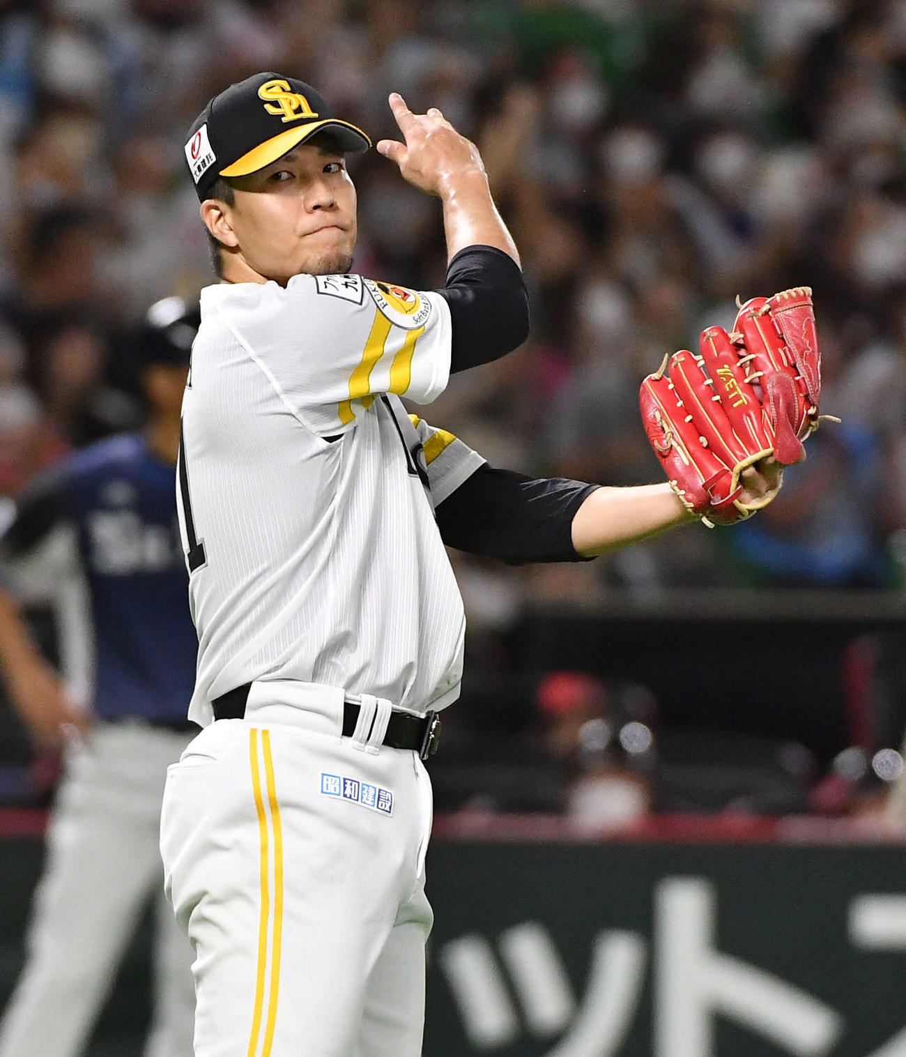 ソフトバンク対西武　2回表西武1死、呉の遊ゴロを今宮が好守し、グラブをたたく千賀（撮影・岩下翔太）