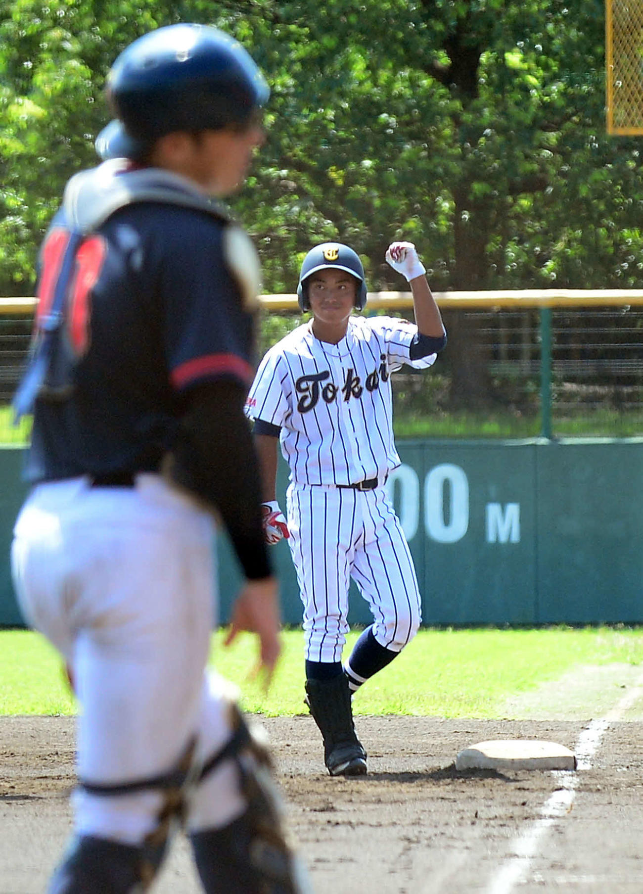 初回、先制打を放ち笑顔の東海大静岡・勝又