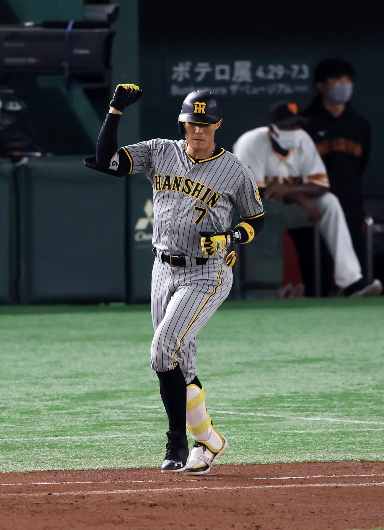 巨人対阪神　8回表阪神1死満塁、糸井は2点適時打を放ち、ガッツポーズ（22年5月1日撮影）