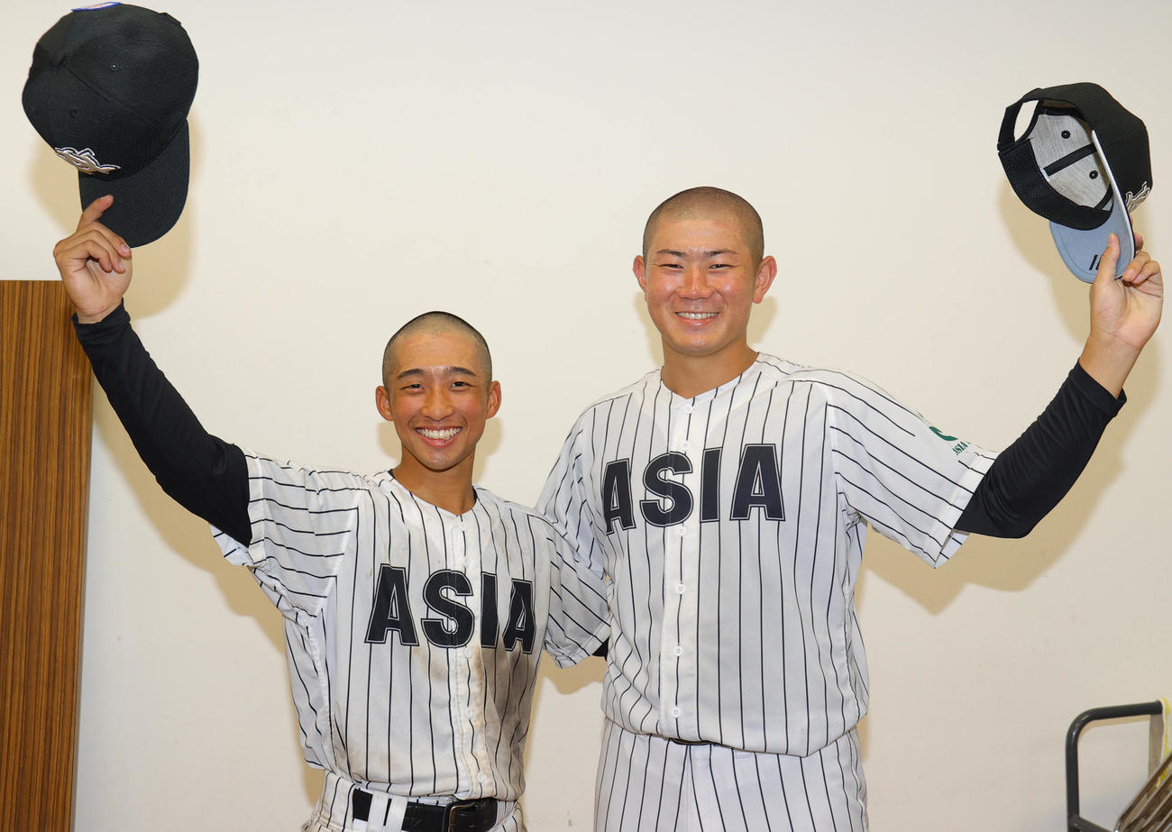 亜大対日大　開幕節で勝ち点を奪い笑顔を見せる亜大・田中幹（左）と青山（撮影・野上伸悟）
