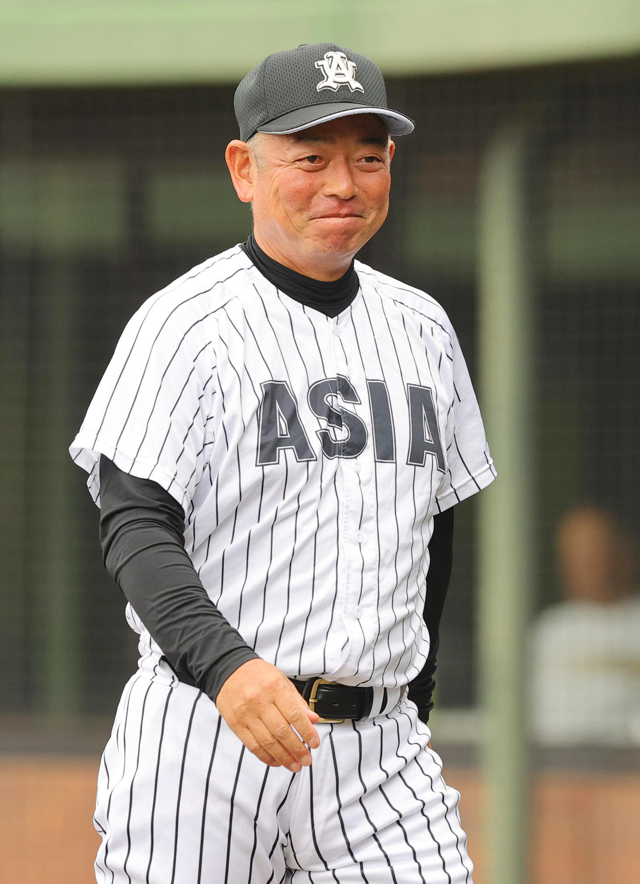 亜大対日大　選手に指示を出す亜大・生田監督（撮影・野上伸悟）