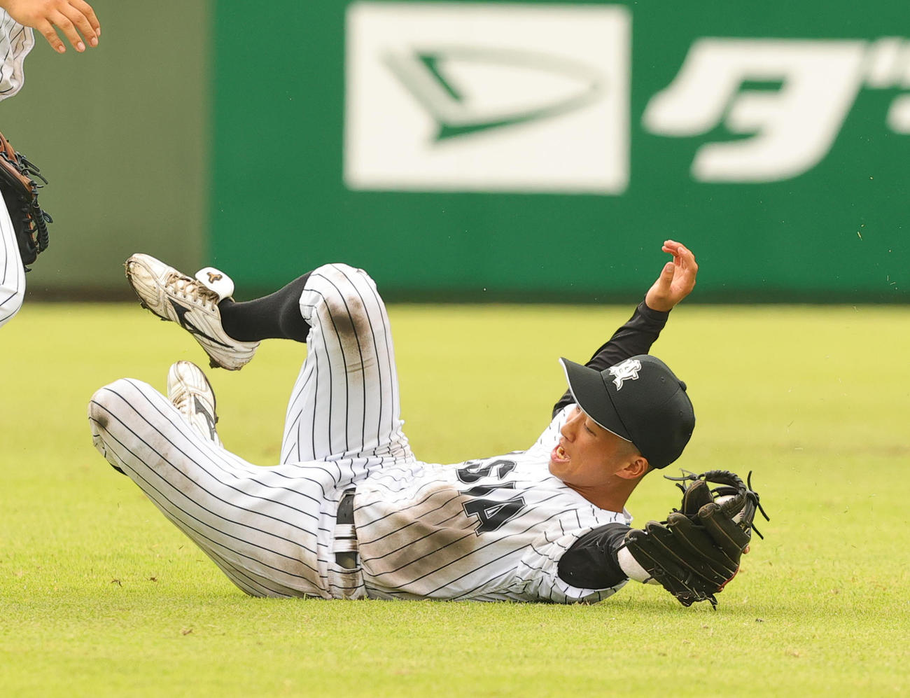 亜大対日大　6回裏日大1死、星の遊飛を好捕する田中幹（撮影・野上伸悟）