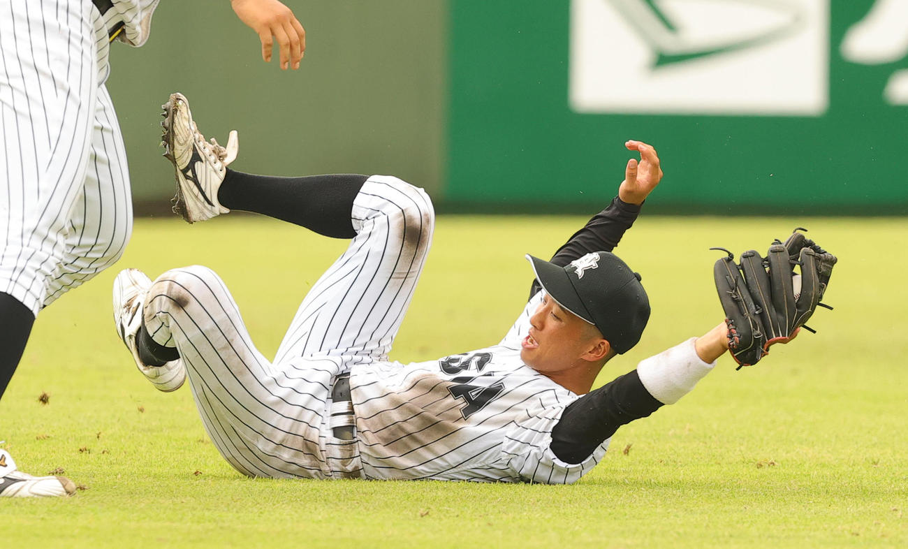 亜大対日大　6回裏日大1死、星の遊飛を好捕する田中幹（撮影・野上伸悟）